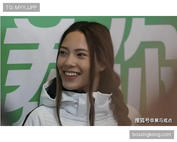 凯蒂·莱德基凌晨四点泡在泳池里啃能量棒的样子，真不愧是拿奖牌当早餐吃的主